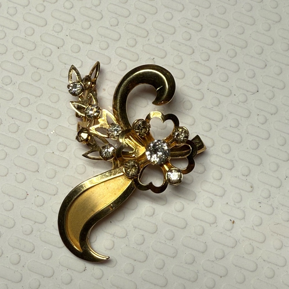 74.) Elegant Gold Floral Brooch